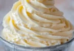 American Buttercream mit Vanillepudding für köstliche Tortendekoration