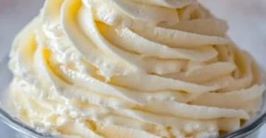 American Buttercream mit Vanillepudding für köstliche Tortendekoration