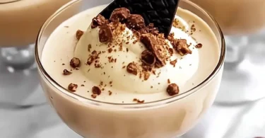 Verführerisches Baileys Mousse mit Schokoladendekor und Sahnehaube
