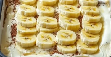 No-Bake Bananenkuchen mit frischen Bananen und cremigem Belag