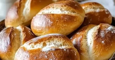 Berliner Knüppel zum Frühstück auf einem Teller serviert