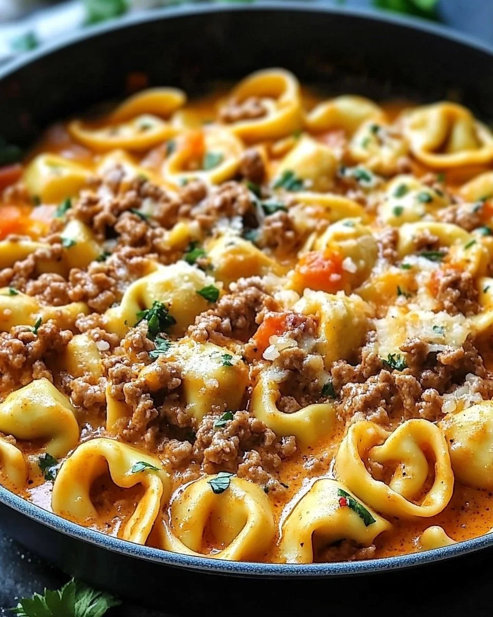 Cremige Tortellini-Pfanne mit Hackfleisch und frischen Zutaten