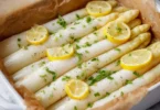Leckerer Spargel aus dem Ofen, frisch zubereitet und serviert