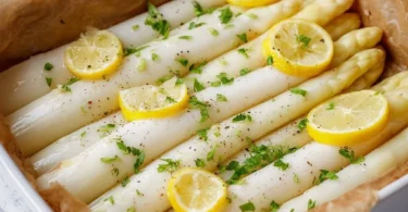 Leckerer Spargel aus dem Ofen, frisch zubereitet und serviert
