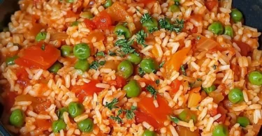 Djuvec Reis zubereitet in 30 Minuten, serviert in einer Schüssel