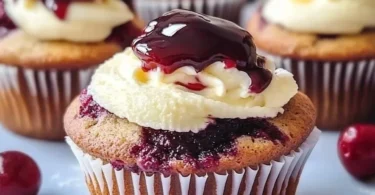 Donauwellen Muffins mit Pudding auf einem Teller serviert