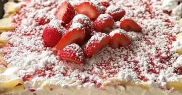 Leckere Erdbeer-Lasagne mit frischen Erdbeeren und cremiger Schicht.