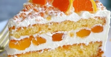 Ein fantasievoller Fantakuchen mit frischen Zutaten und buntem Topping.