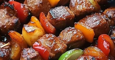 Fantastischer Schaschlik auf dem Grill mit selbstgemachter Schaschliksoße