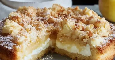 Feiner Apfel-Birnenkuchen mit Quark-Joghurtcreme und Mandelstreuseln