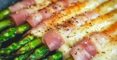 Leckeres Gericht: Spargel mit Kochschinken auf einem Teller serviert