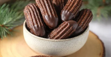 Leckere Nougatstangen auf einem Teller mit Schokoladenglasur