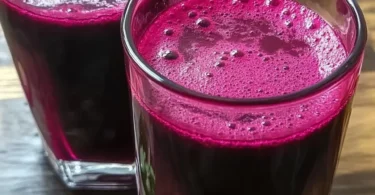 Omas Tipps zur Blutreinigung und Blutdrucksenkung auf einem Holzuntergrund