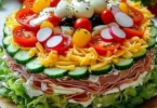 Leckere und kreative Partytorte aus frischem Salat für Feiern