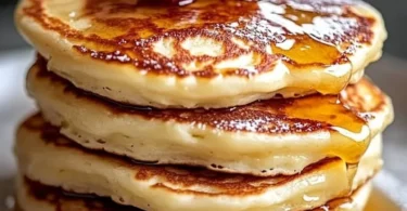 Leckere Quark Pfannkuchen ohne Mehl auf einem Teller serviert.