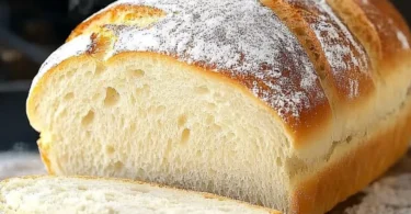 Frisches und knuspriges Sandwichbrot zum Belegen mit verschiedenen Zutaten.