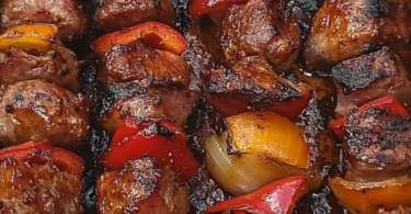 Leckeres Schaschlik auf einem Grill, ideal für gesellige Abende