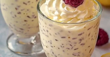 Schaumkusscreme in einer Schüssel mit Löffel, ideal für Desserts