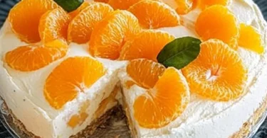 Schüttelkuchen mit Pudding und Mandarinen auf einem Teller