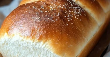 Rezept für superzartes Brot mit 4 Zutaten auf einem Holzbrett