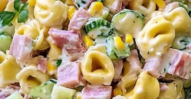 Frischer Tortellinisalat mit buntem Gemüse und Dressing
