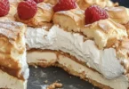 Frische Windbeuteltorte ohne backen mit Sahne und Beeren