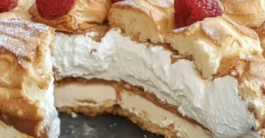 Frische Windbeuteltorte ohne backen mit Sahne und Beeren