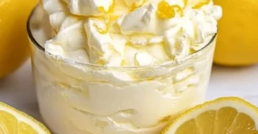 Hausgemachte Zitronencreme in einer eleganten Schüssel, perfekt für Desserts