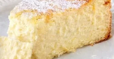 Schneller 6 Minuten Quarkkuchen mit Pudding auf einem Teller serviert.