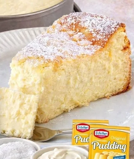 Schneller 6 Minuten Quarkkuchen mit Pudding auf einem Teller serviert.