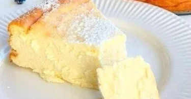 Ein köstlicher 6 Minuten Quarkkuchen mit Pudding auf einem Teller