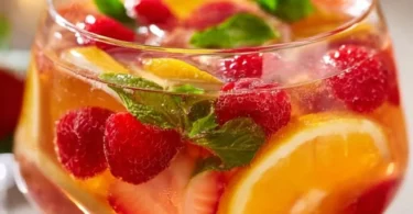 Erfrischende alkoholfreie Bowle mit Früchten auf einem Tisch.