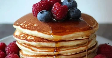 Leckere Amerikanische Pfannkuchen auf einem Teller serviert