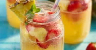 Erfrischende Ananas-Erdbeer-Bowle in einer Glasschale mit frischen Früchten.