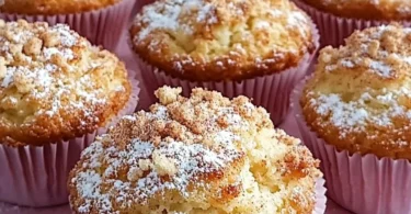 Schmackhafte Apfel Quark Muffins auf einem rustikalen Holzbrett serviert.