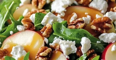 Apfel-Walnuss-Salat mit frischen Äpfeln und gehackten Walnüssen auf einem Teller