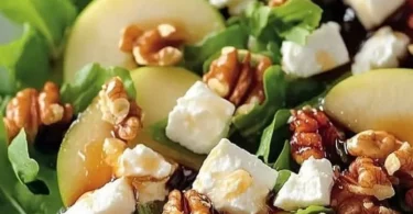 Apfel-Walnuss-Salat mit frischen Äpfeln und knackigen Walnüssen