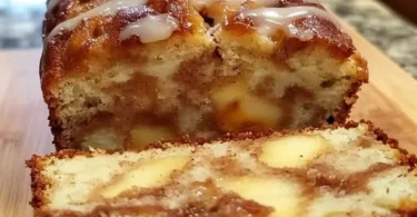Frisch gebackener Apfel Zimt Kuchen auf einem Holztablett
