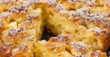 Köstlicher Apfelkuchen mit frisch gebackenen Äpfeln und Zimt