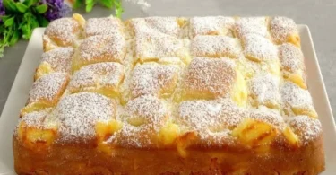 Ein saftiger Apfelkuchen mit Vanillepudding auf einem Teller