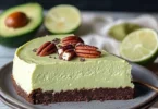 Cremiger Avocado-Käsekuchen auf einem Teller
