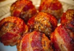 Leckere Bacon-Umwickelte Fleischbällchen auf einem Teller serviert
