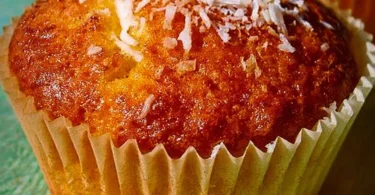 Frisch gebackene Bahia-Muffins mit buntem Topping auf einem Holzbrett