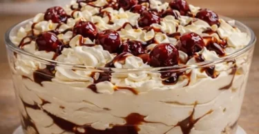 Flasche Baileys Creme auf einem Holz Tisch mit Gläsern