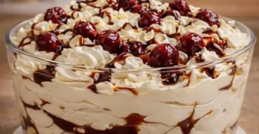 Ein Glas Bailey’s Creme mit köstlicher Schokoladensoße und Sahne