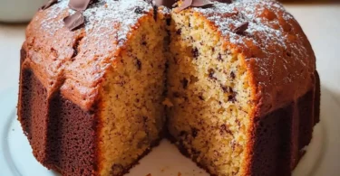 Köstliches hausgemachtes Bananenbrot auf einem Holzbrett