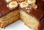 Leckerer Bananenkuchen mit Bananen und Nüssen auf einem Teller