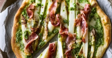 Bärlauch-Spargel-Tarte aus der Pfanne mit frischen Zutaten