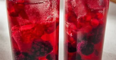 Erfrischender Berry Punch mit einer Mischung aus wilden Beeren