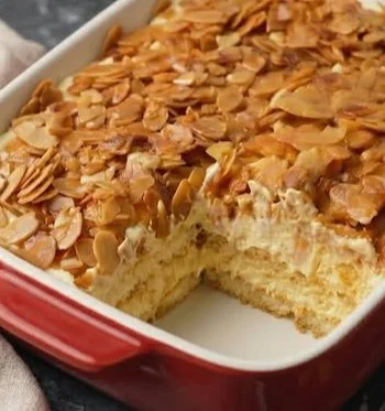 Bienenstich Tiramisu in einer eleganten Dessertschale anrichten